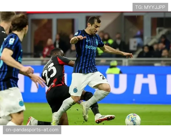 AC米兰高位压迫防守策略下，防线空档暴露问题及对比赛稳定性影响逐步显现