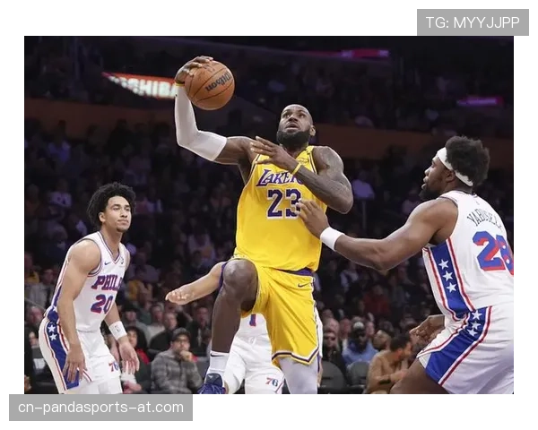 勒布朗单打得分爆发拉开差距 助力湖人关键回合掌控失败