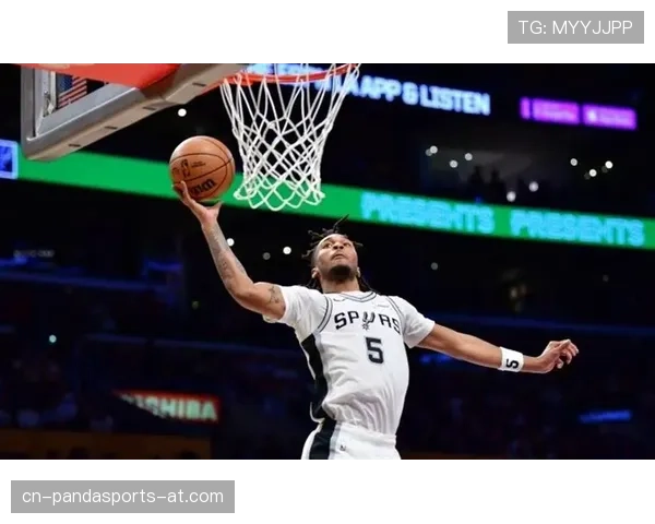 斯蒂芬·卡斯尔通过精准三分和快速突破拉开球队进攻空间